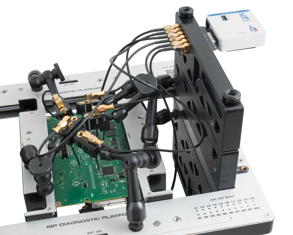 Une carte tenue sur le VR-TABLE PRO, ses sondes reliées par câbles à un boîtier de service
