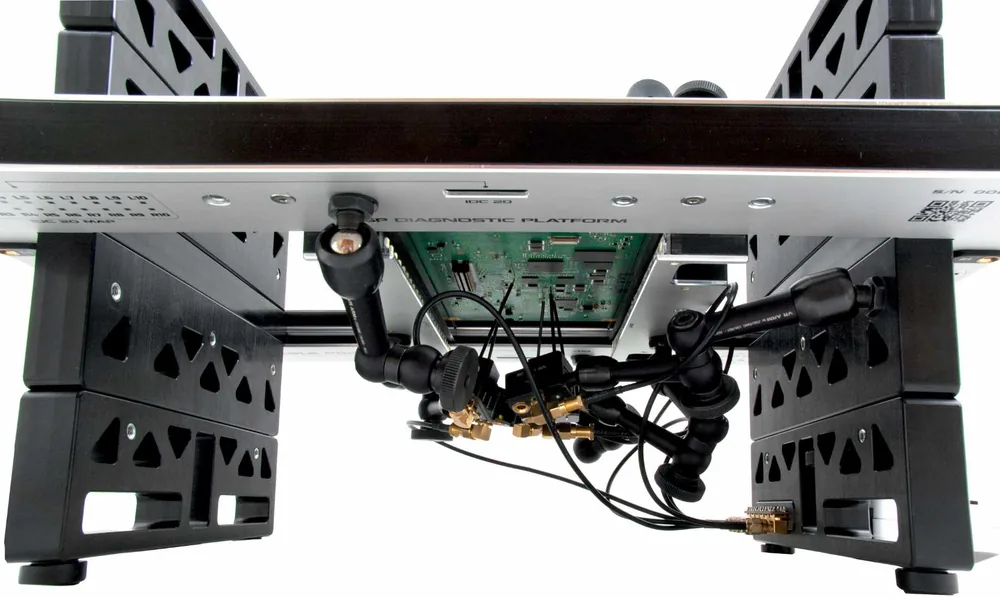 Des sondes posées par-dessous sur une carte maintenue dans le VR-TABLE PRO