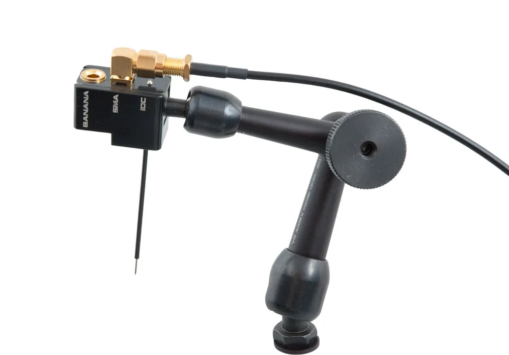 Un bras micrométrique du VR-TABLE PRO et sa sonde à ressort, raccordée par câble SMA