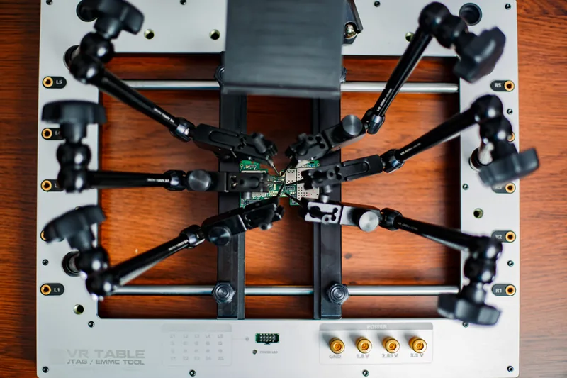 Le VR-TABLE d’origine vu de dessus, ses bras en étoile autour d’une carte