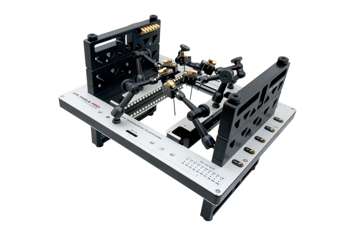 Le VR-TABLE PRO de trois quarts, ses rehausses, ses bras micrométriques et ses sondes à ressort